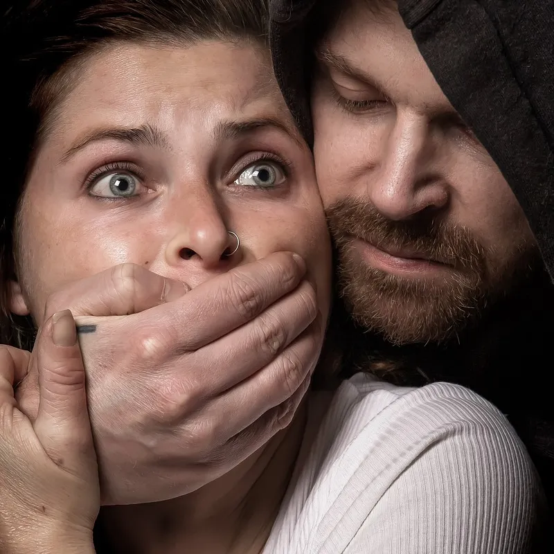 Elrabolta a saját lányát, hogy az ismerkedés veszélyeire figyelmeztesse