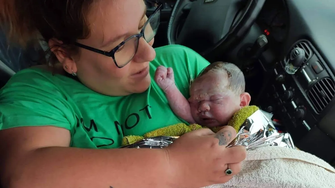 Szegedi körforgalomban született meg Áron