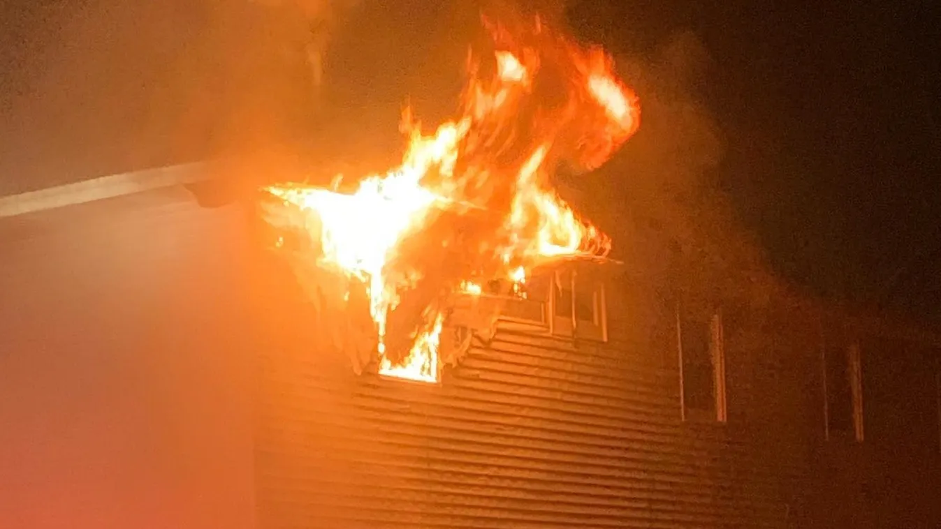 Kisfiú rohant be a lángok közé, hogy 2 éves húgát megmentse