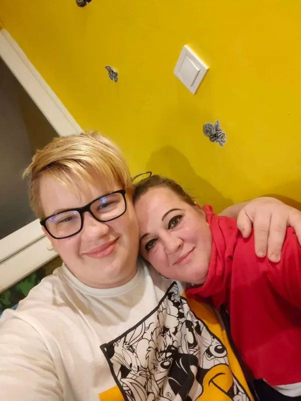 A Mikulásnak beöltöző Patrik és édesanyja Katalin