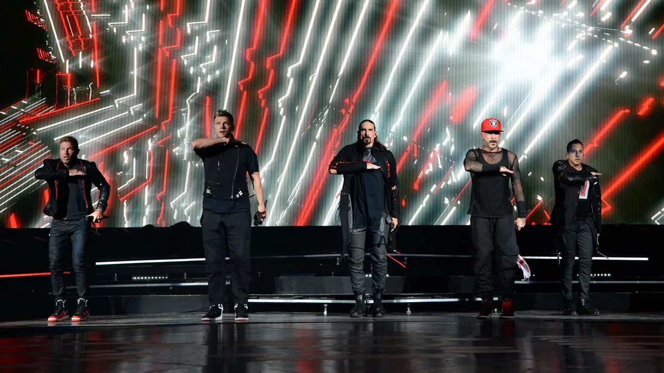 Árokba hajtott az M1-esen a Backstreet Boys kamionja