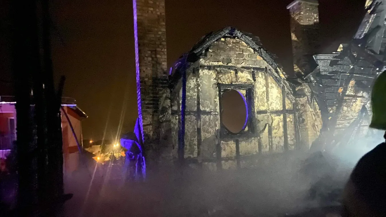 Porig égett a nagykátai iskola teteje - Videó