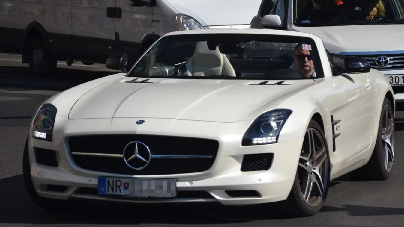 Luxusautókban pózol, 300-al száguldozik a Benzinkirály