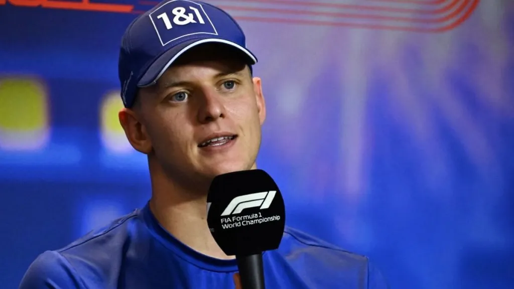 Mick Schumachert tárt karokkal várja a Mercedes csapatfőnöke