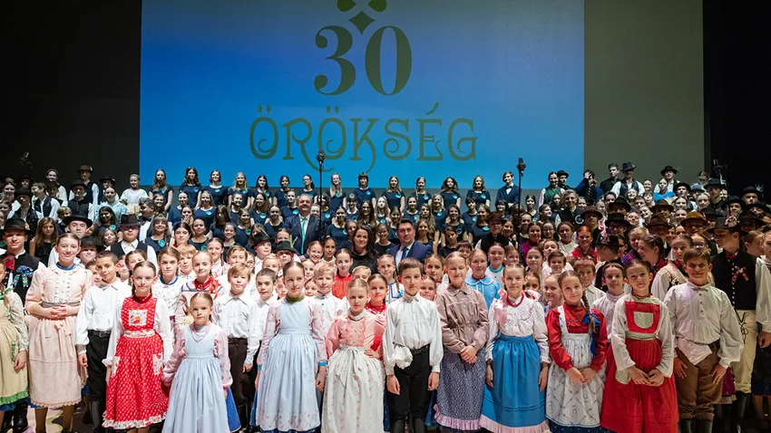 Így énekelt Novák Katalin a gyermekkórussal