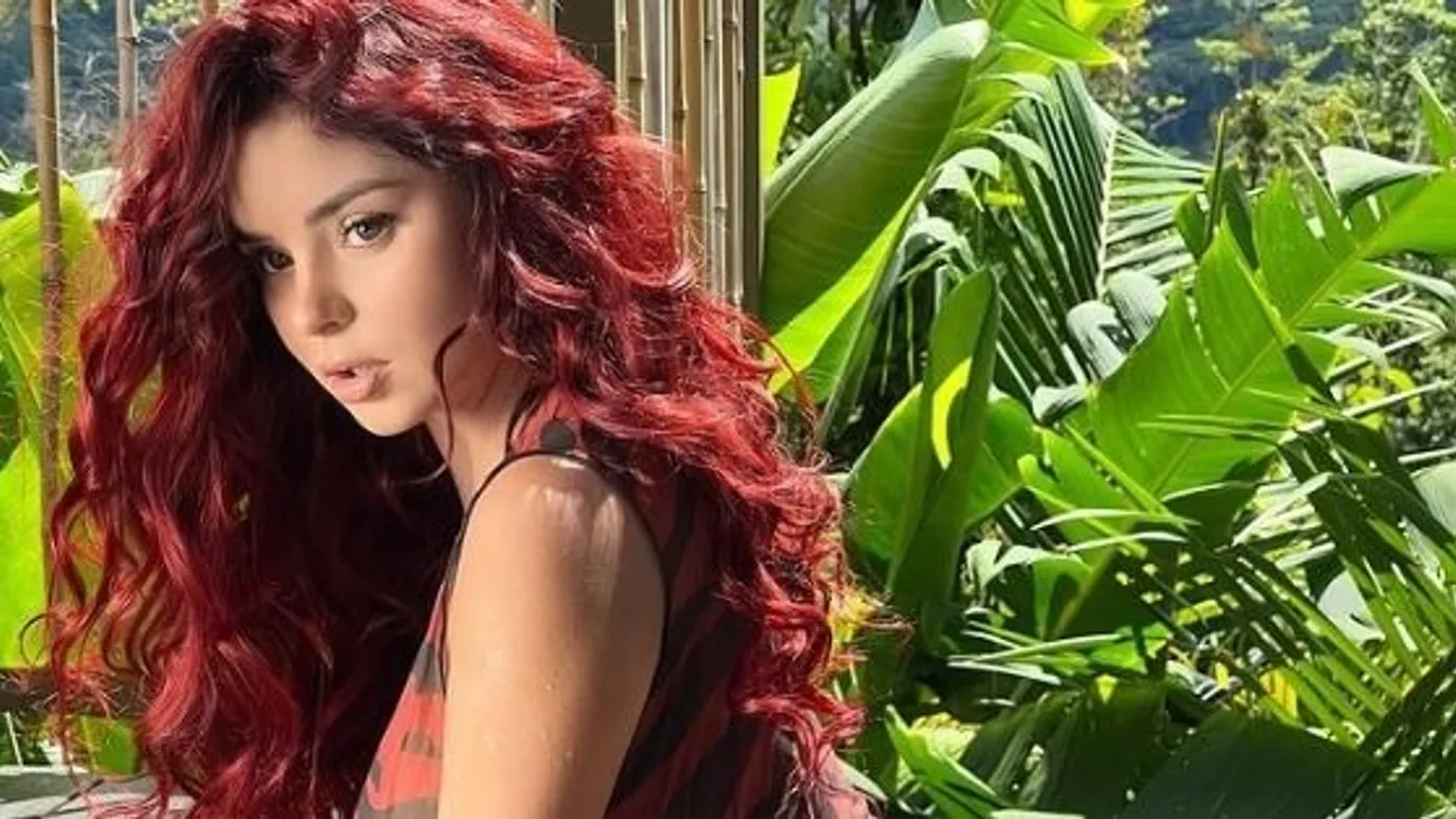 meztelenül élvezi a fürdőzést a népszerű kebelcsoda