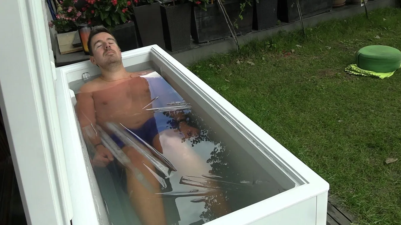 Jeges vízzel teli fagyasztóládában áztatja magát Győző