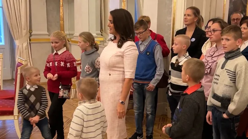 Kárpátaljai árváknak mutatta meg munkahelyét Novák Katalin