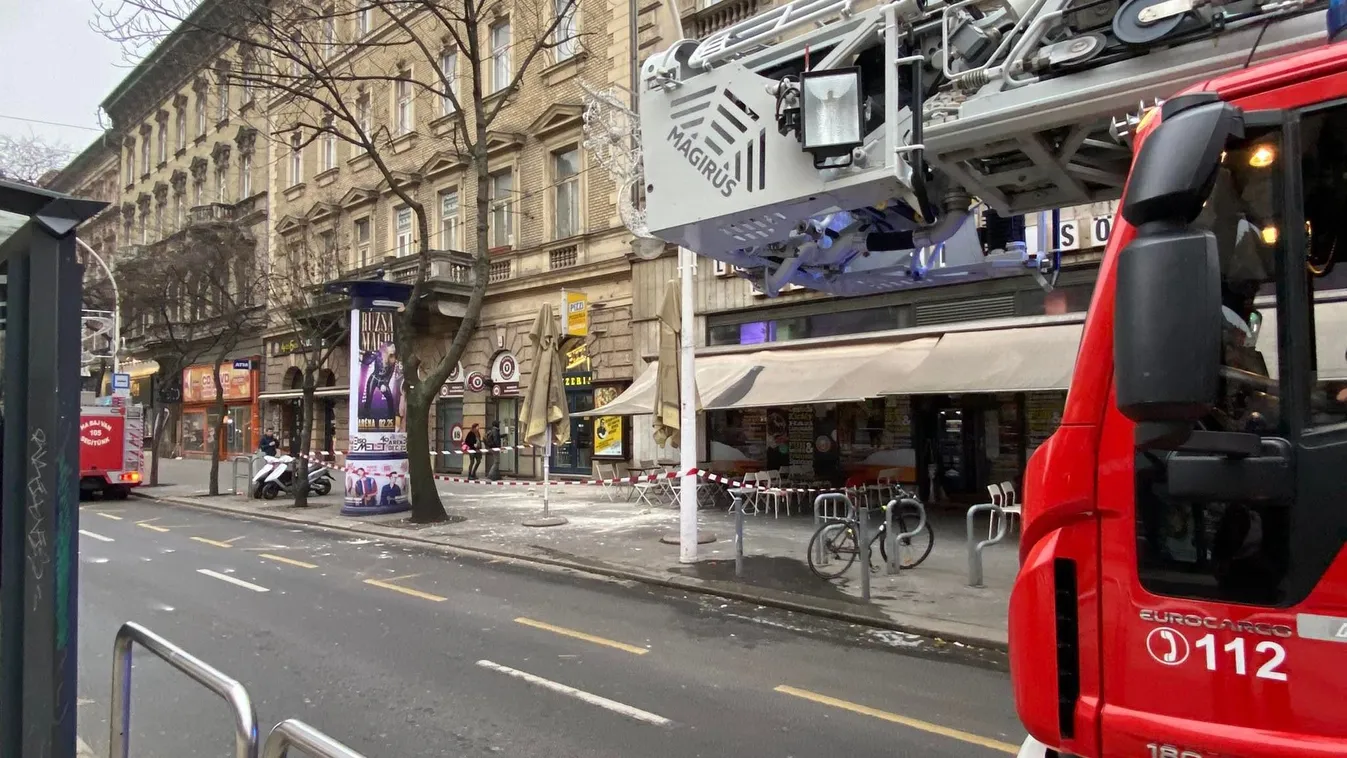 Mi történt? Tűzoltóautó áll az Erzsébet körútnál - fotók
