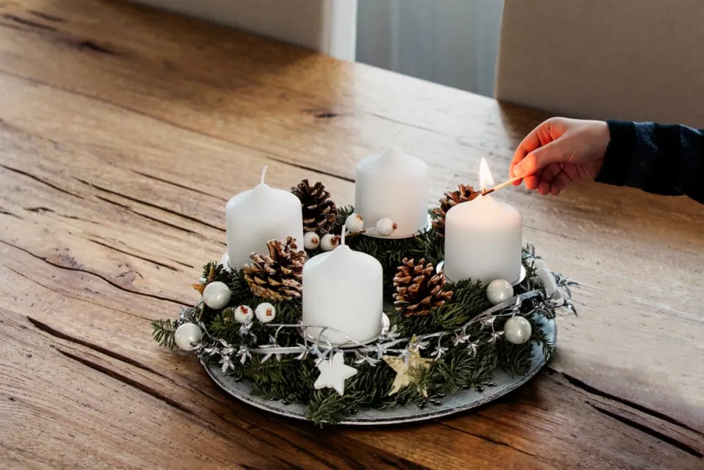 Az adventi hagyományok közül a legismertebb a koszorú.