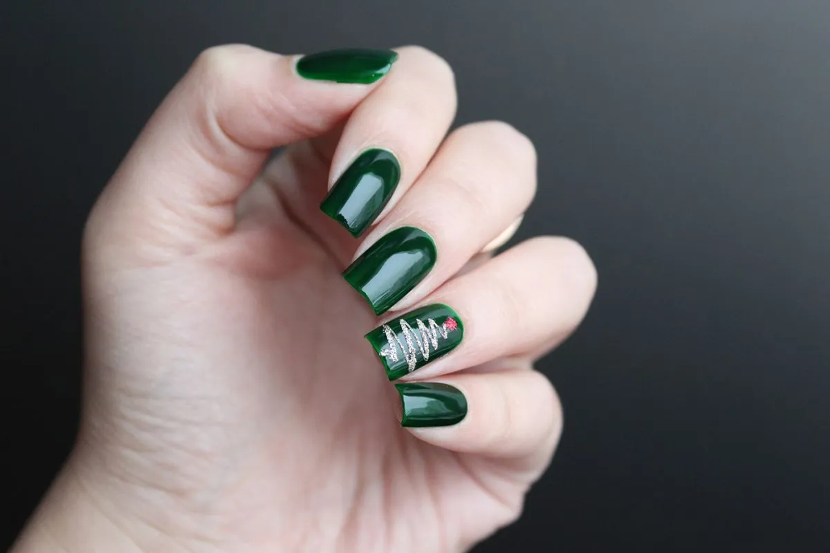 Green,Manicure,With,A,Design,In,The,Form,Of,A