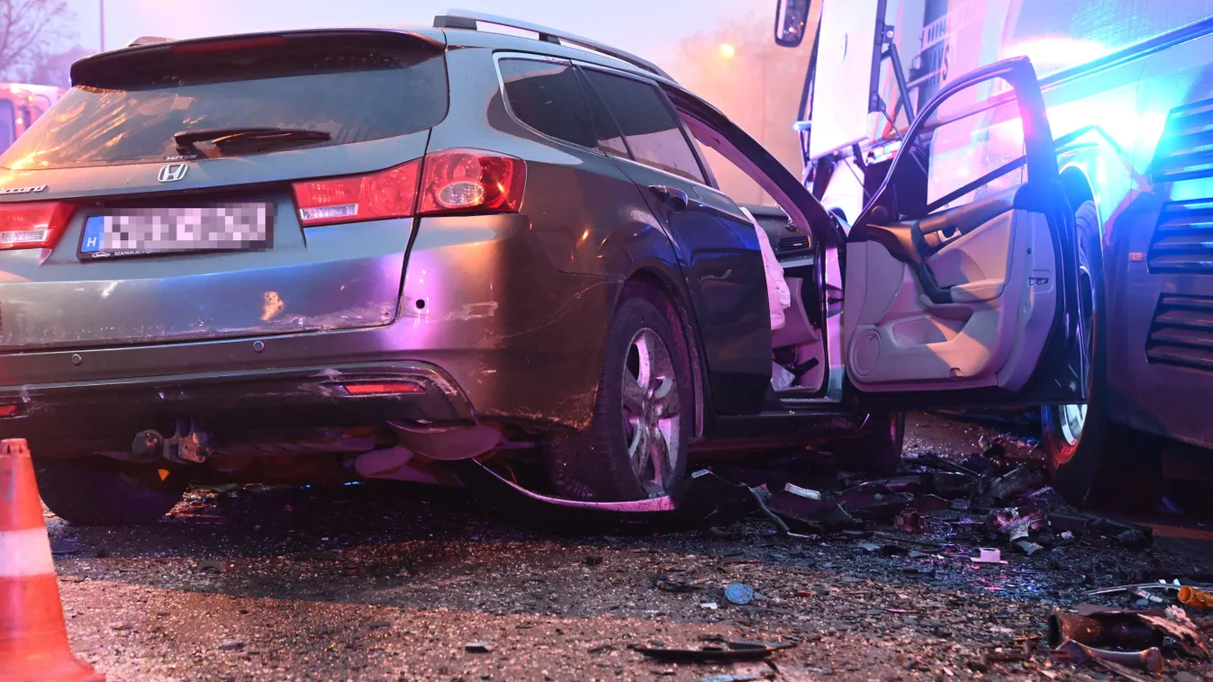 Friss: A reggeli balesetnek több áldozata is van – Fotók