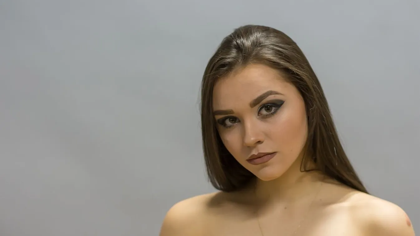 Megbékélt hajával a 16 évesen megőszült lány – Fotók