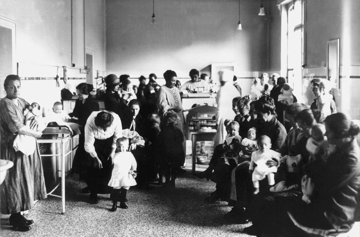 Mothers' consultation of BASF works ambulance in 1921