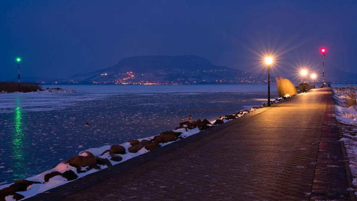 The,Water,Of,The,Port,Is,Frozen.,The,Port,Lights