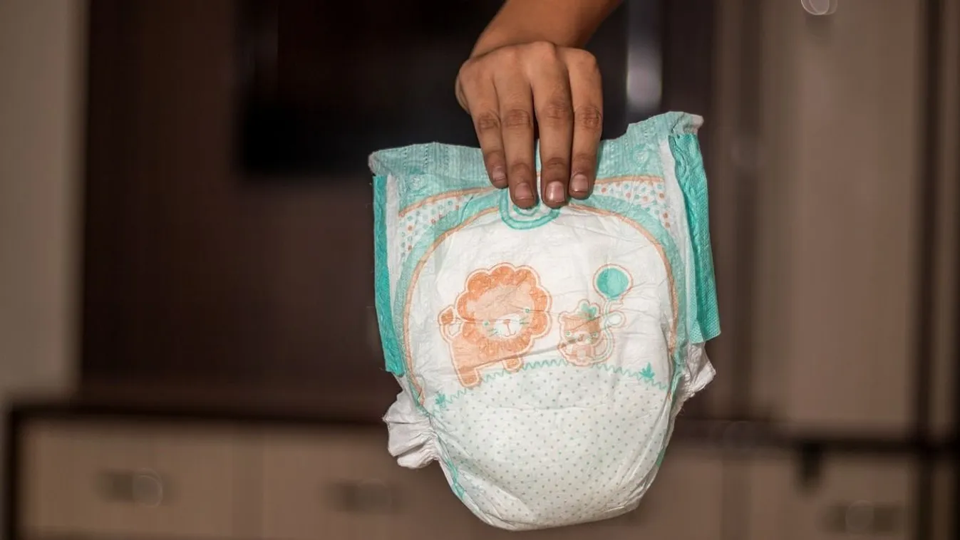 Sokkot kapott az anya, ezt találta a kisbabája pelenkájában