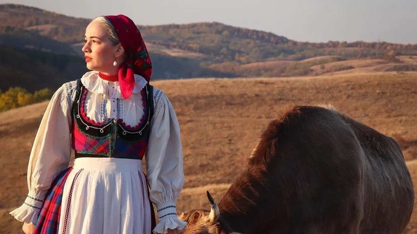 TikTok sztár lett az erdélyi ezüst hajú lányból