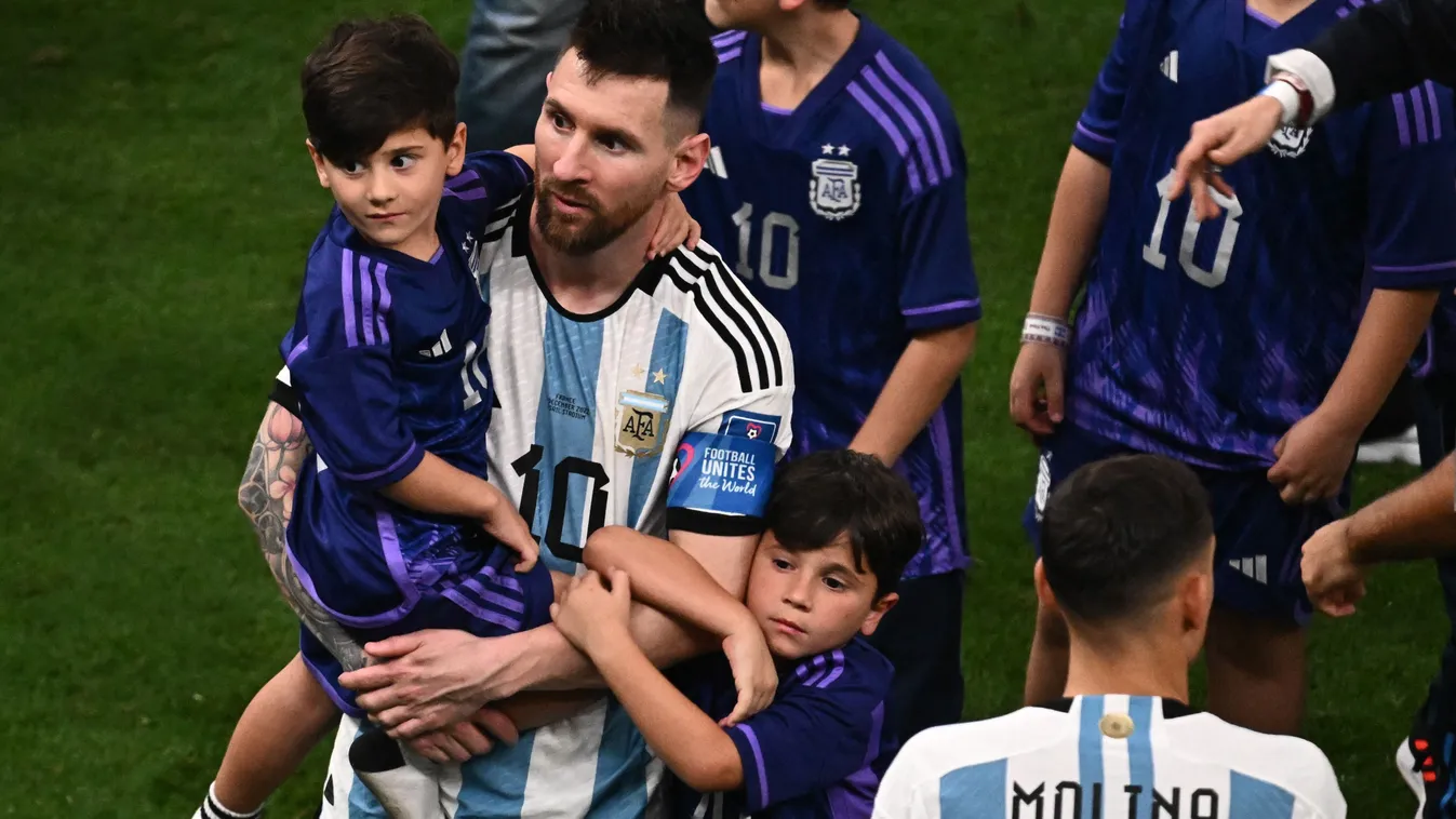 Szívszorító fotók, Messi a kupát és a kisfiát ölelgeti