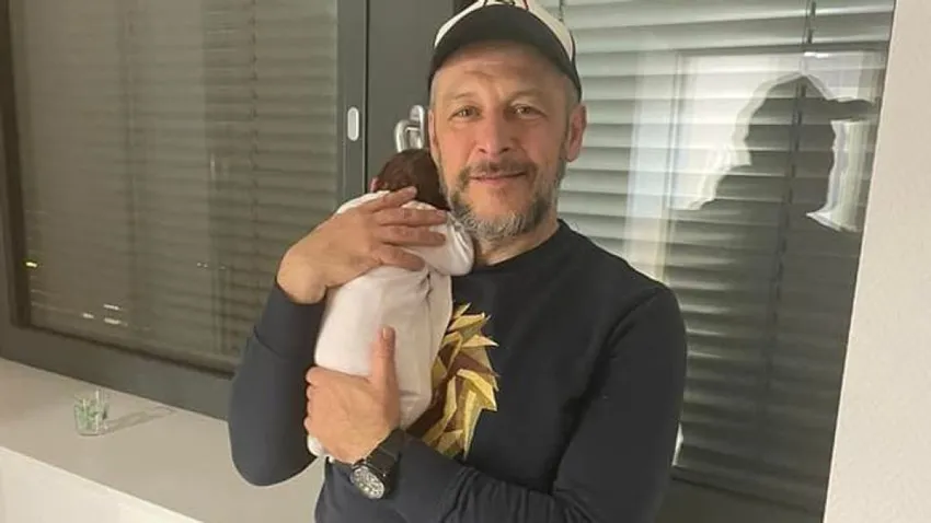 Czutor Zoltán legkisebb lányát fogja a szülőszoba előtt