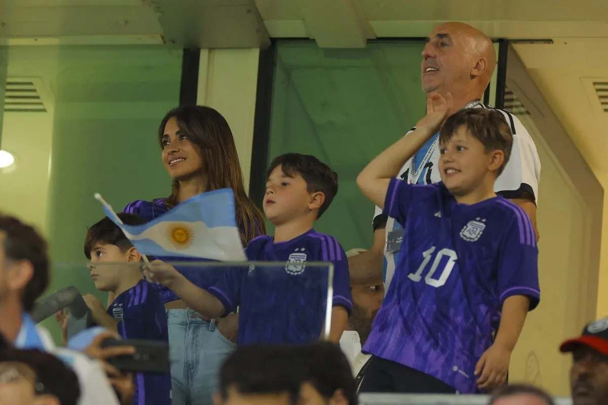 Messi felesége és három fiuk a díszpáholyban