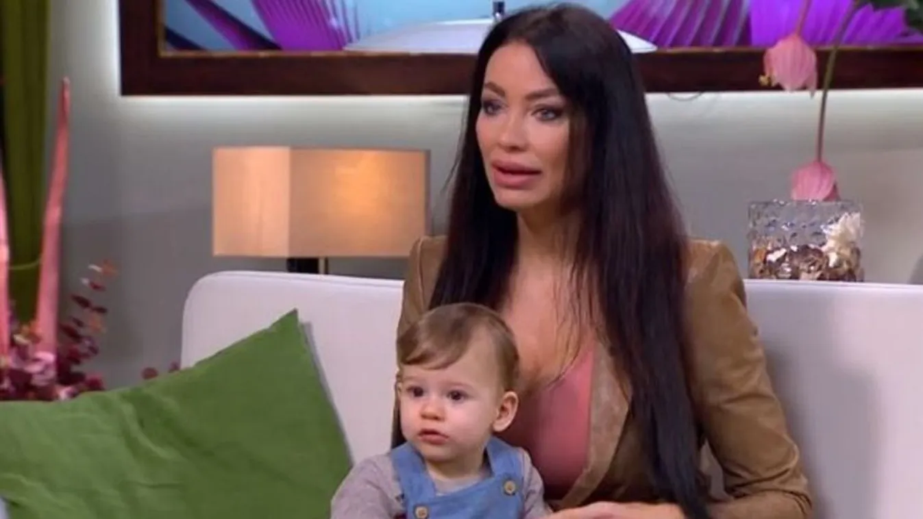 Duzzadó kebellel várja a karácsonyt Voksán Virág – Fotó