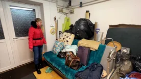 A család szétesett, holmijukat egy raktárba zsúfolták a Tender-csaló miatt - videó!