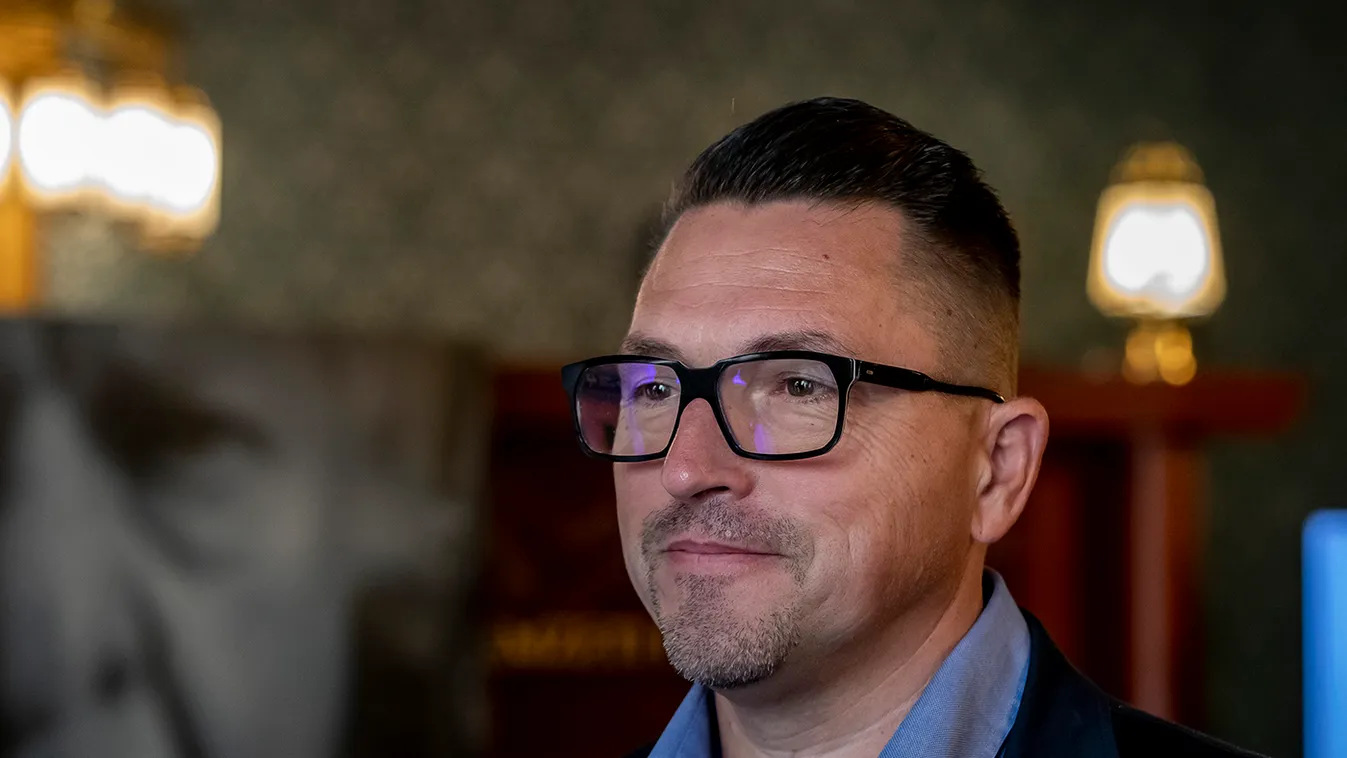 Kivételt tett: megmutatta családját Ákos - Fotó