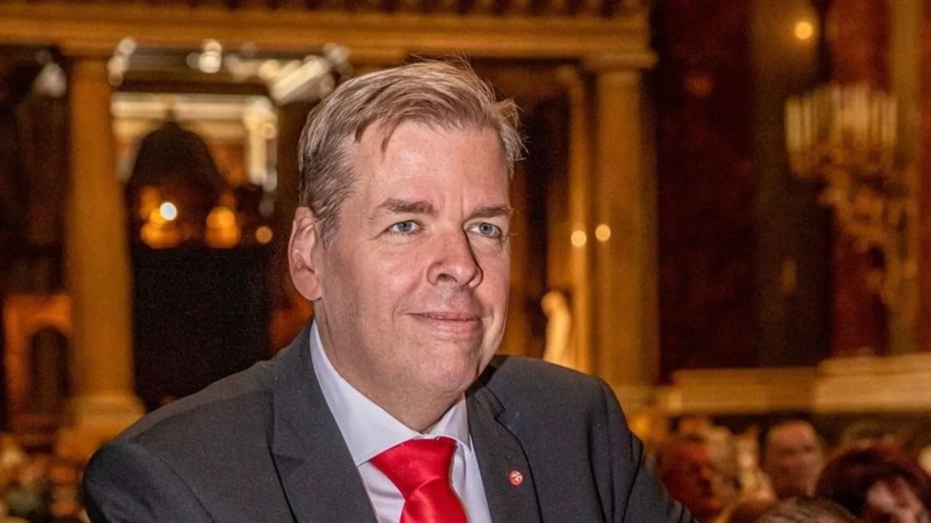 Mi történt Schmuck Andor arcával?!