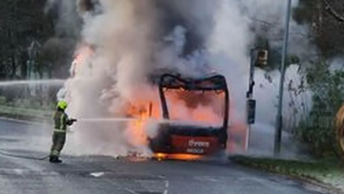 Kigyulladt egy busz gyerekekkel a fedélzetén
