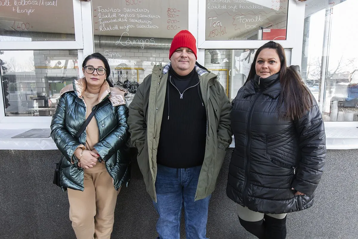 Pintér Péter felesége, Hidasi Petra (bal oldalon), Pintér Péter üzletvezető, Reikort Mária alkalmazott (jobb oldalon) és a kép készültekor nem volt jelen Reikort Józsefné Marika néni.