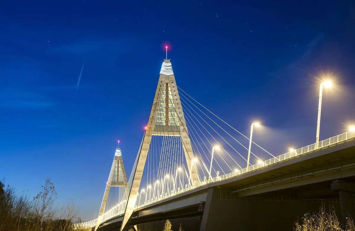 A Megyeri híd esti kivilágításban