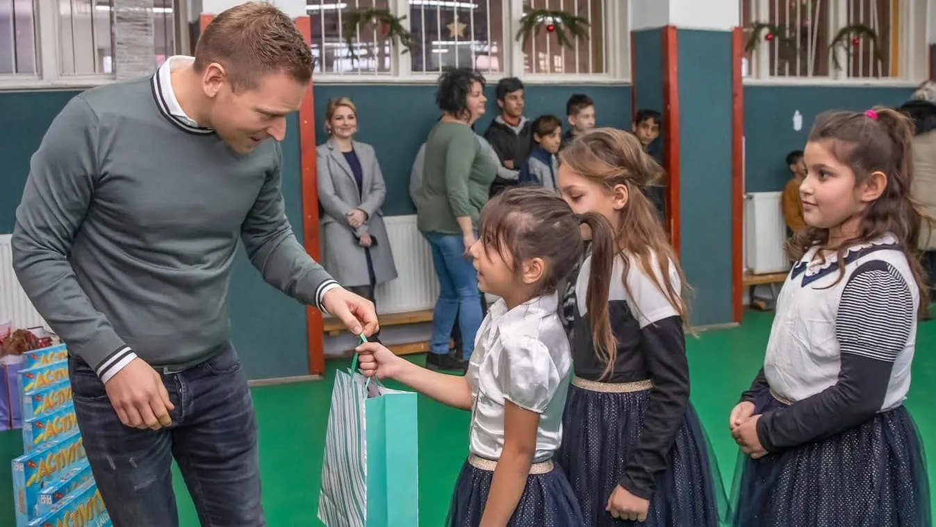 Tiborcz István ajándékokkal lepte meg a tarnabodi gyerekeket