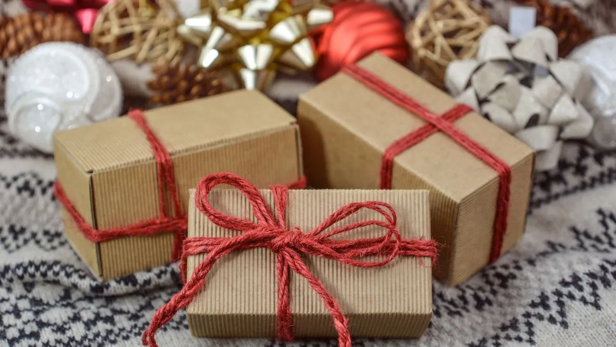 Mikulás fiú ajándékoz 