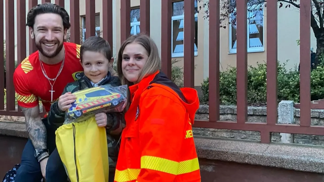 Szívszorító: Megvalósították egy kisfiú álmát a mentősök