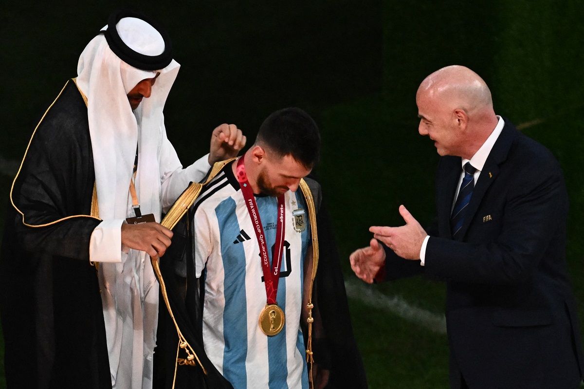 Különleges palástba bújtatta Messit a katari emír, mellettük a FIFA-elnök Gianni Infantino