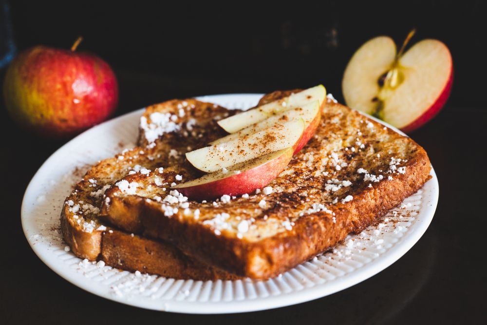 Cinnamon,Apple,French,Toast,With,Confectioner,Sugar,On,A,White