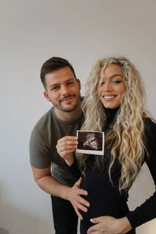 Szőcs Reni babát vár