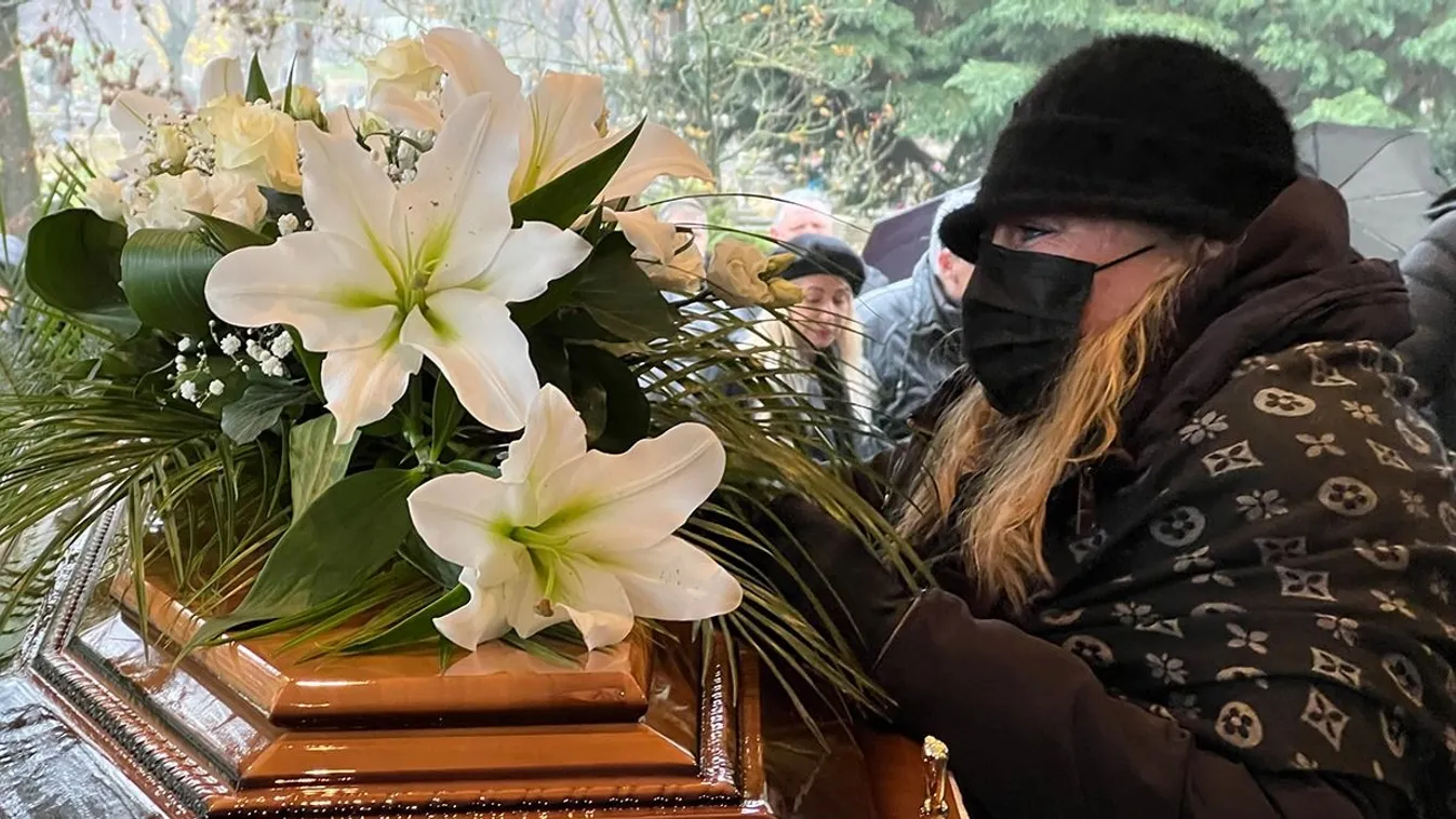 Megkezdődött Anna néni temetése – Megérkeztek az első fotók