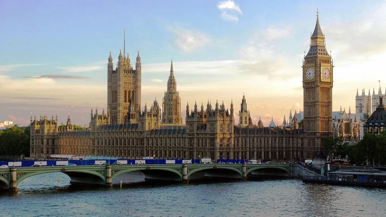 LMBTQ-átvilágítást vezettek be a brit parlamentben