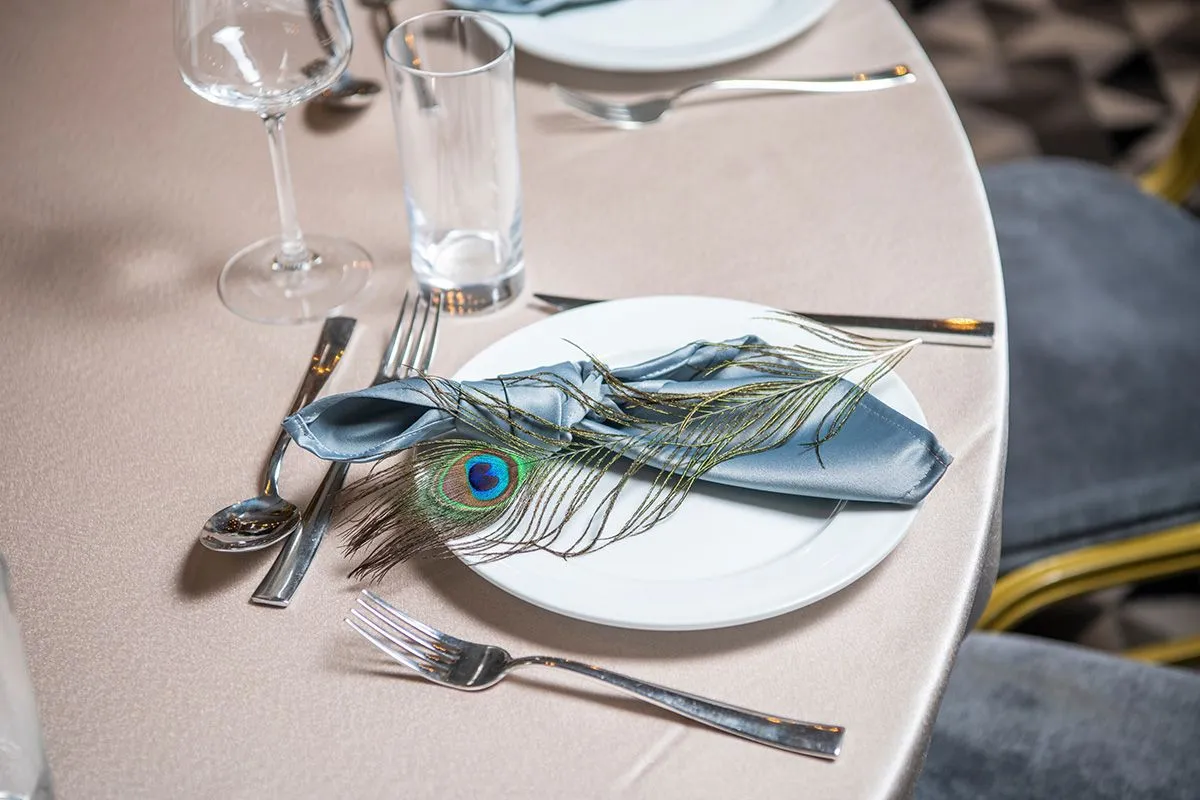 Arrangement,Of,A,Festive,Wedding,Lunch,With,A,Peacock,Feather