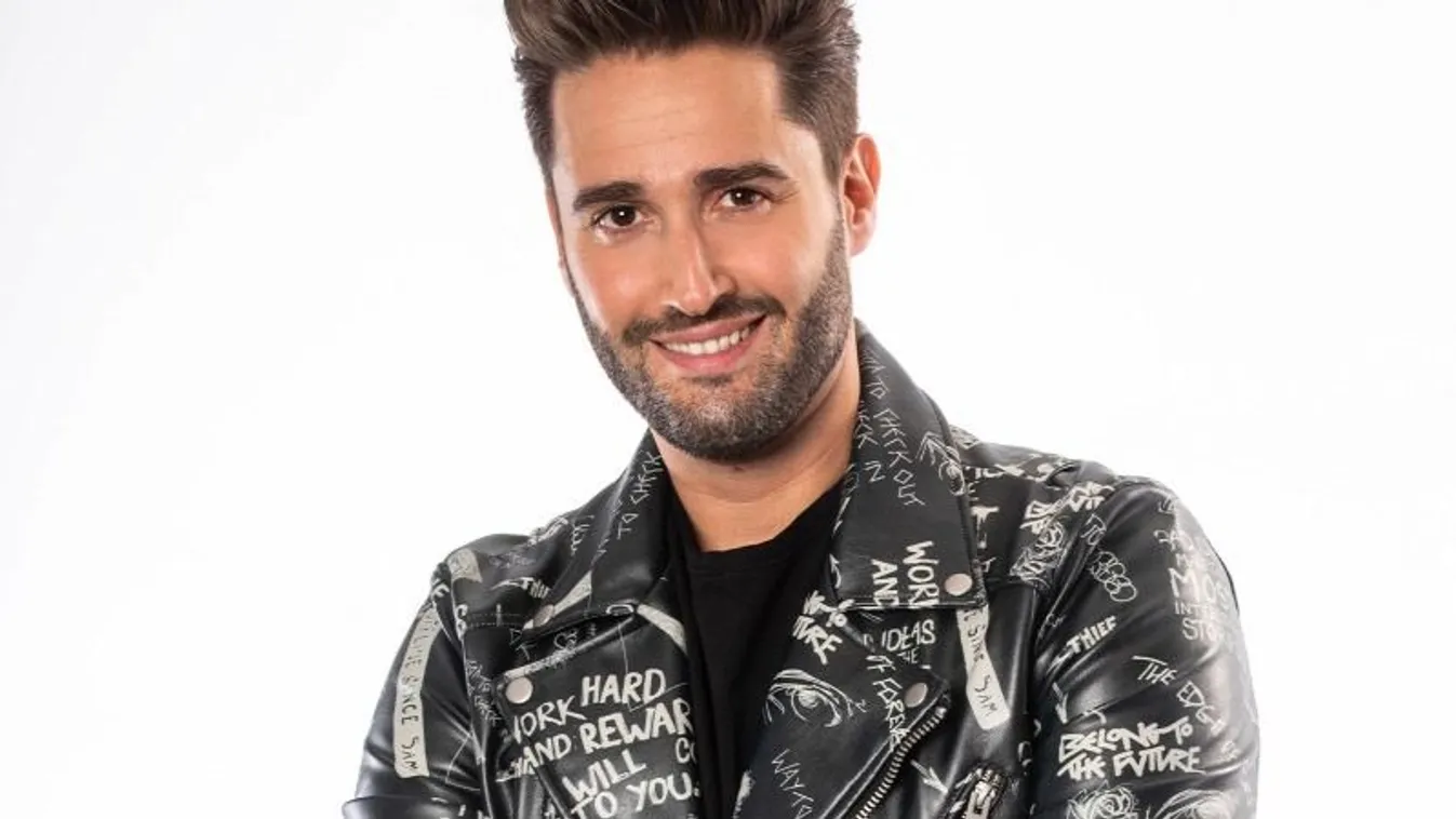 Egy manó rosszalkodik karácsonykor Király Viktoréknál