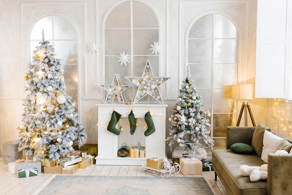 Bright,Cozy,Living,Room,With,A,Large,Elegant,Christmas,Tree,