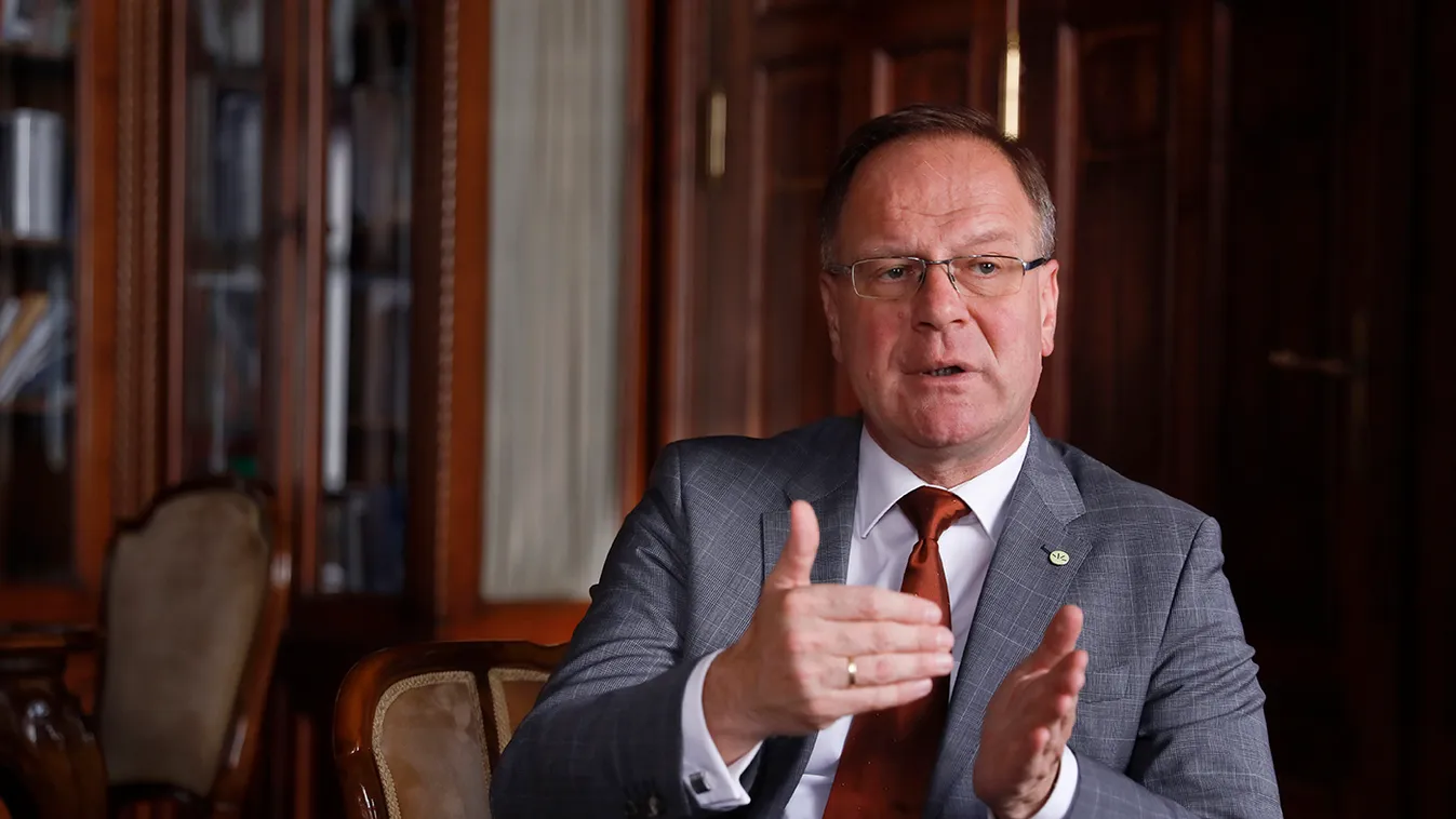 Navracsics Tibor: Érkezhetnek az uniós források