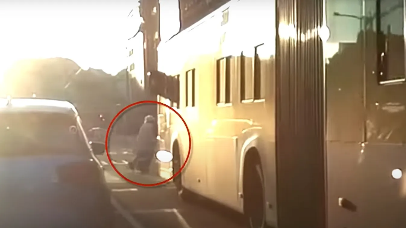 Busz alá esett egy nyugdíjas a Keletinél – Videó