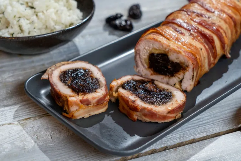 Baconbe tekert pulykamell, sajttal és aszalt szilvával töltve