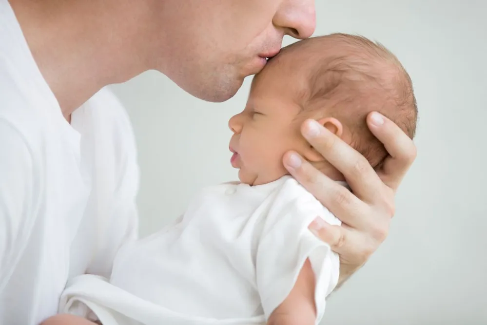 Close-up,Portrait,Of,Happy,Young,Father,Hugging,And,Kissing,His
