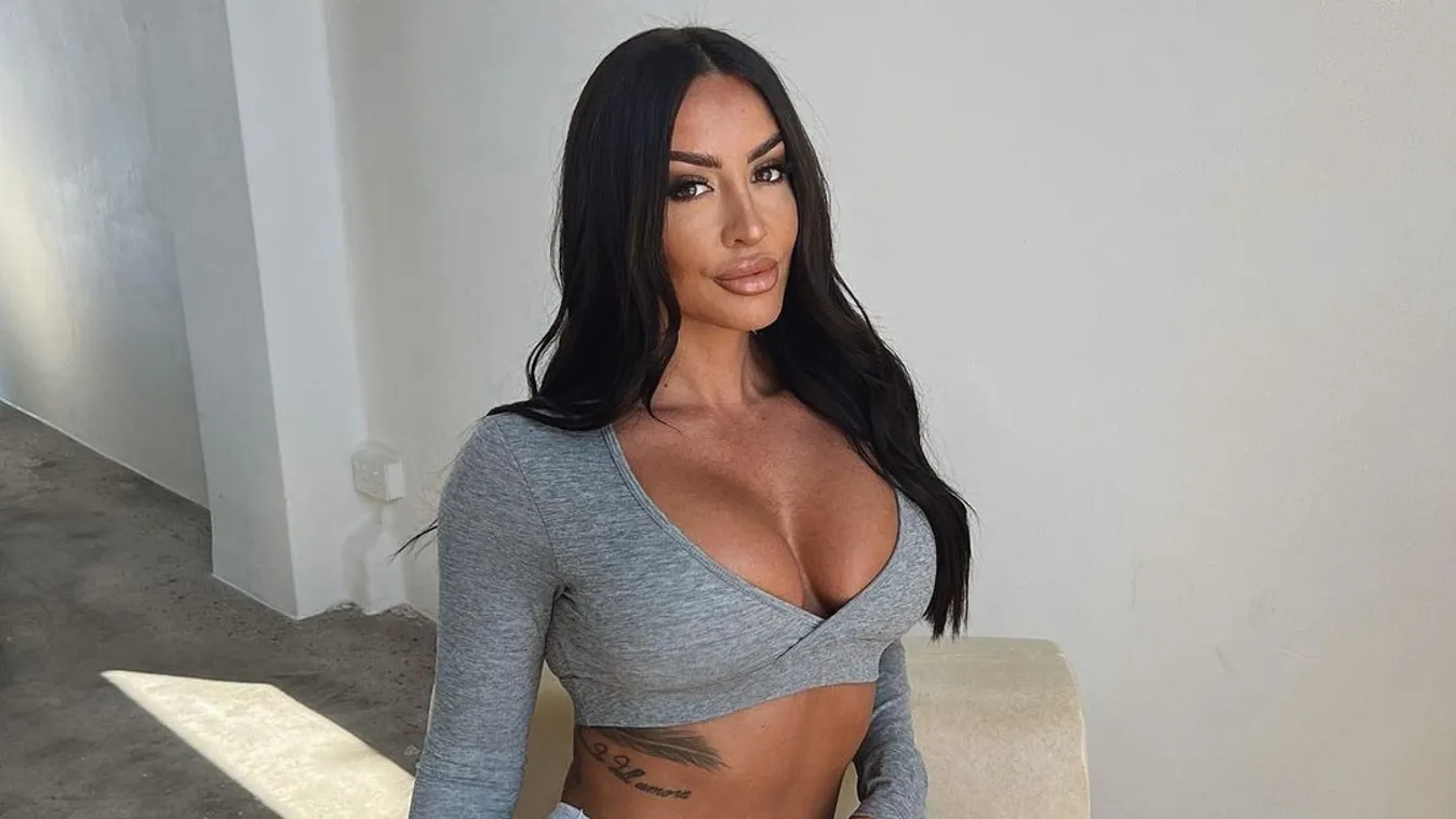 A kanapén pucsítva mutogatja óriási fenekét az üzletasszony