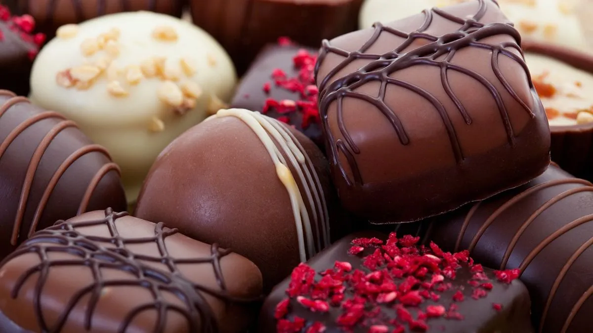 An,Assortment,Of,Fine,Chocolates,In,White,,Dark,,And,Milk
