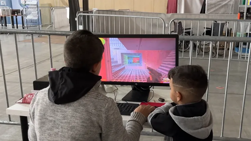 Szívszorító- Fegyverekkel játszanak az ukrajnai menekültek gyermekei