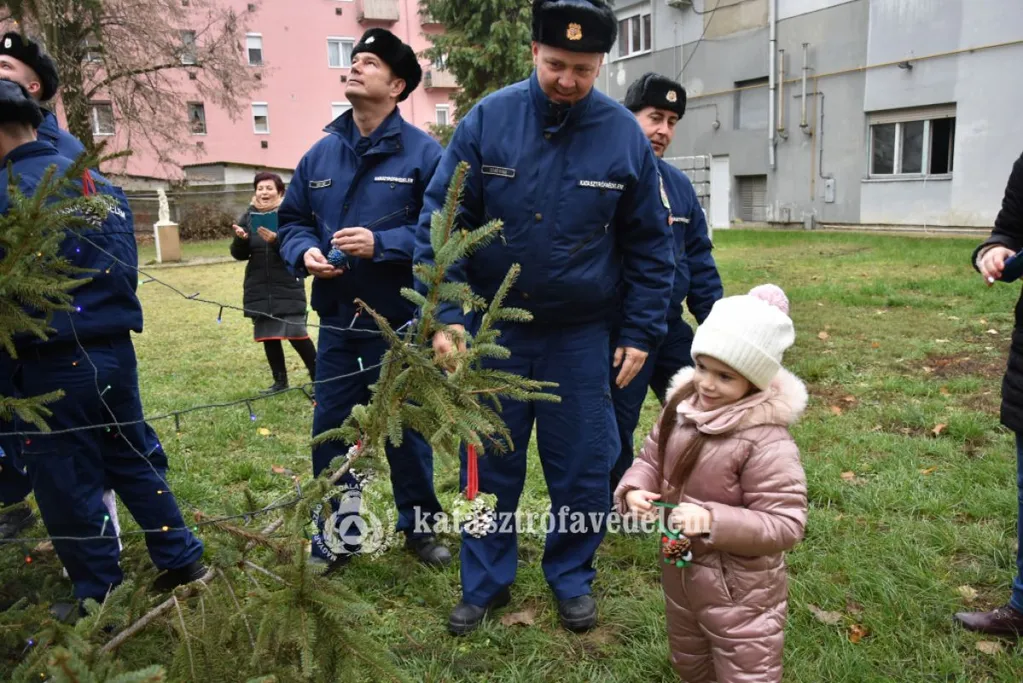 Gyerekek díszítik a tűzoltók karácsonyfáját